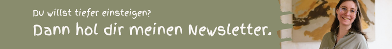 Mehr Ruhe. Mehr Tiefe. Mehr Natur. Unser Newsletter schenkt dir regelmäßig Impulse für ein achtsames Leben und zeigt dir neue Werke in Erdtönen, Angebote und kreative Auszeiten. Für Frauen, die spüren: Ich will wieder mehr fühlen. Man sieht mich, Sandrine, wie ich frontal in die Kamera schaue und dich zu meinem Newsletter einlade.